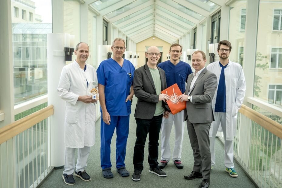 Dr. Ulrich Paul Hinkel, PD Dr. Christian Hohenstein, Dr. Mark Williams, PD Dr. Birger Mensel, Mario Schulter und Dr. Mark-Christopher Spoerl (v. l. n. r.). /credits: Rhön-Klinikum AG