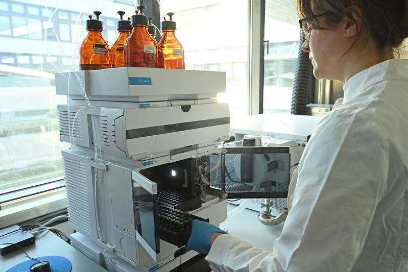 Für den Nachweis besonders giftiger Chemikalien in Umweltproben ist eine hochempfindliche Spurenanalytik notwendig. | Quelle: Karin Hiller | Copyright: RPTU