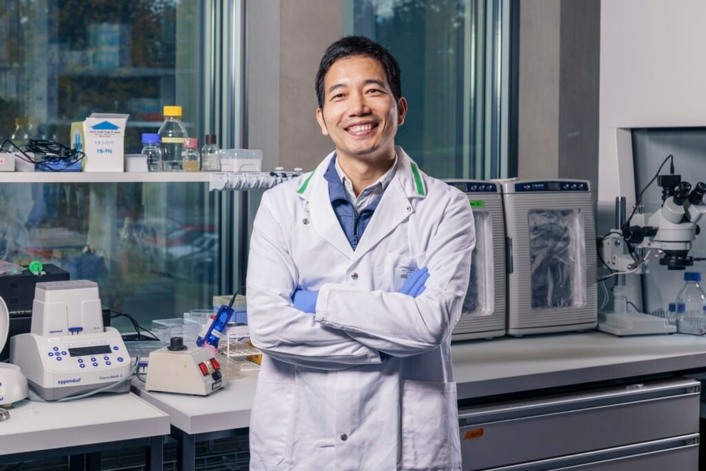 Jinghui Luo ist Forscher am Zentrum für Life Sciences am Paul Scherrer Institut PSI Er untersucht Ablagerungen von sogenannten Amyloidproteinen die im Gehirn zu Nervenschäden führen Mit seiner Forschung will er langfristig helfen neurodegenerative Krankheiten wie Alzheimer und Parkinson einzudämmen © Paul Scherrer Institut PSIMarkus Fischer