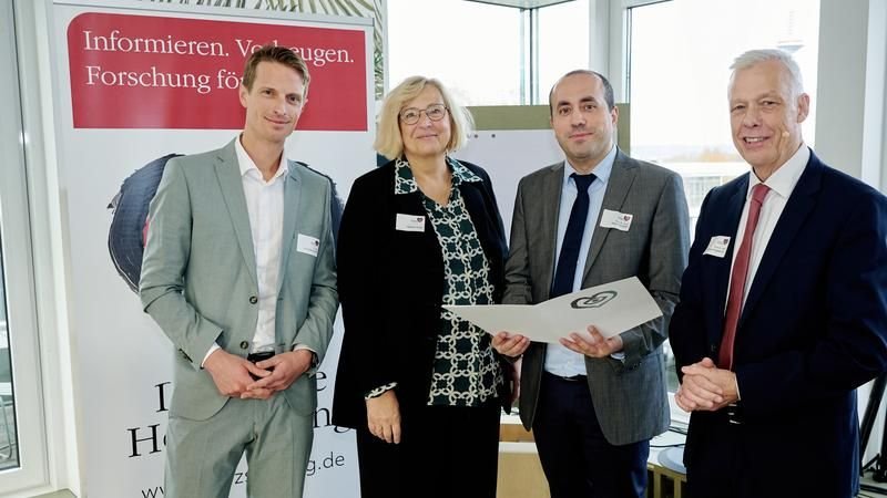 (v.l.n.r.): Laudator u. Preisträger von 2024 Dr. Lucas Bacmeister, Uniklinikum Freiburg, Stifterin Martina Grote, Preisträger Prof. Dr. Dr. Mahir Karakas, Uniklinikum Hamburg-Eppendorf (UKE), Prof. Thomas Voigtländer, Vorsitzender der Herzstiftung